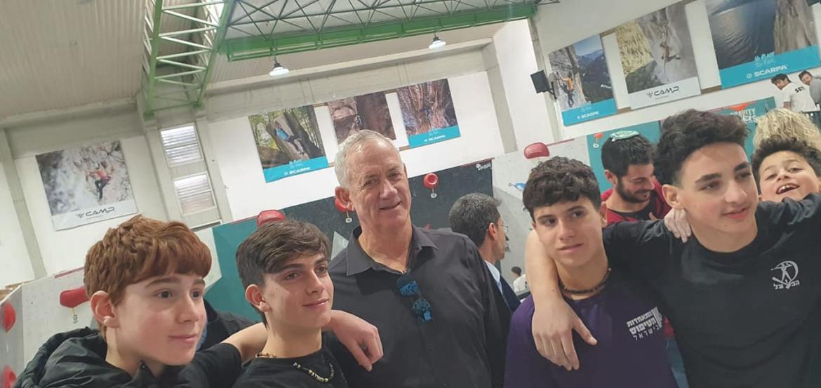 חחבר הכנסת בני גנץ הגיע לקריית שמונה לתחרות הטיפוס בקיר הרג'ום