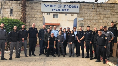 ראש העיר בתחנת המשטרה.jpg