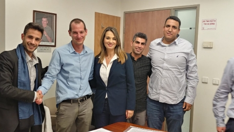שאשא ביטון וראש העיר.jpg