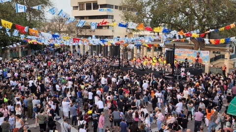 קהל בכיכר 1.jpg