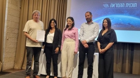השרה שקד וצוותה יחד עם המנכל והגיזברית.jpg