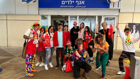 תלמידי ברנקו וייס מגשימים ׳צאו במסגרת קורס ״ליצנות רפואית״ להכשרה מעשית בבתי החולים 2.jpeg