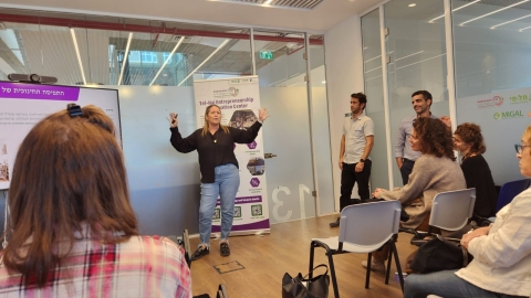 6תמונה של אנשים מקשיבים להרצאה (2).jpg