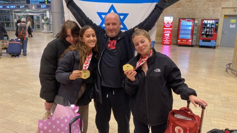 תמונה של אנשים עם מדליות.jpeg