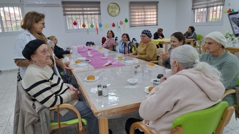 חנוכה שמח ומלא אור במרכז אנשי הזהב שלנו.jpg