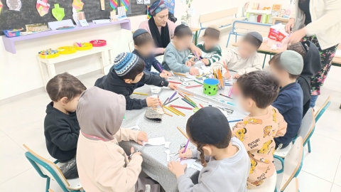 פתחנו את קייטנת האור בגן חפץ חיים עם חוויות אור ומדע.jpg