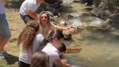 במסגרת צילומי פרויקט “מבשלים תקווה” הגיעה לקריית שמונה מיכל אנסקי ליום של צילומים