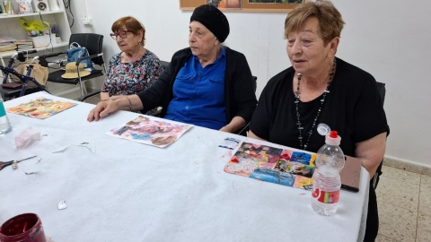 גוזרות, מדביקות ומתחברות: סדנת קולאז׳ צבעונית לקבוצת הבבושקש ברובע ד׳