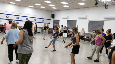 ממשיכים לרקוד יחד: בני הגיל השלישי שלנו נפגשים מדי שבוע להרקדה במתנ״ס ארתור פוקס