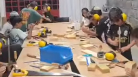 פתחנו שבוע של פעילות ב"החאן ארט קידס" בבית החאן עם ספורט, נגרות ויצירה לילדי קריית שמונה