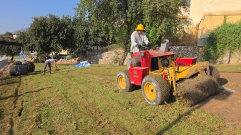 השלמנו את הקמתן של שתי מדשאות חדשות וגדולות בסמוך לבניין העירייה
