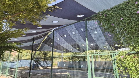 השלמנו התקנת הצללה חדשה במגרש הספורט של בית הספר רננים