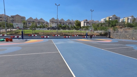 התחלנו בהתקנת מושבים חדשים במגרשי ספורט ברחבי העיר