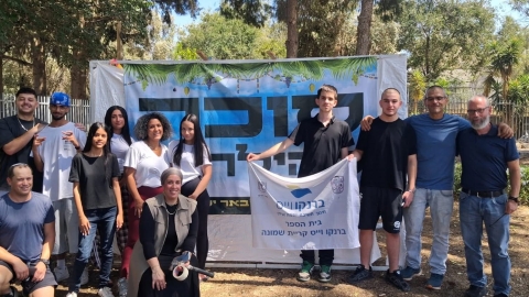 תלמידי ברנקו וייס ״מגשימים״ הקימו סוכה קהילתית וחילקו ברכות מתוקות לתושבים