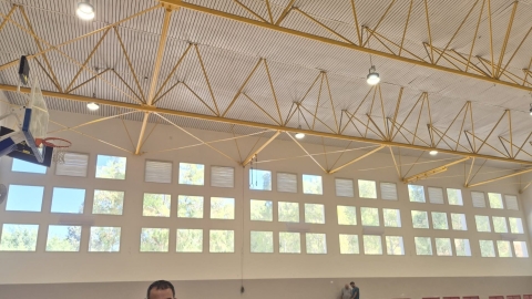 התקדמנו בשדרוג היכל הספורט והשלמנו את החלפת כלל החלונות במבנה